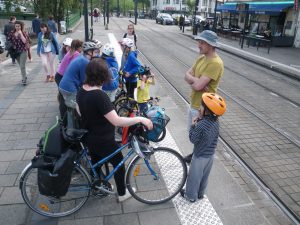 Nantes, ville civilisée, accueille les monos et les vélos (avec modération) dans ses trams